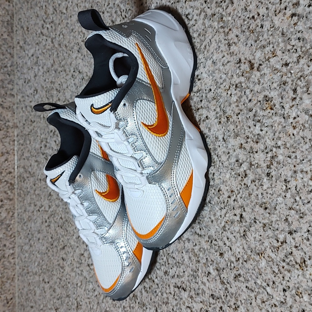New Nike Air Heights Sz 6.5.. PRICE IS FIRM !!!